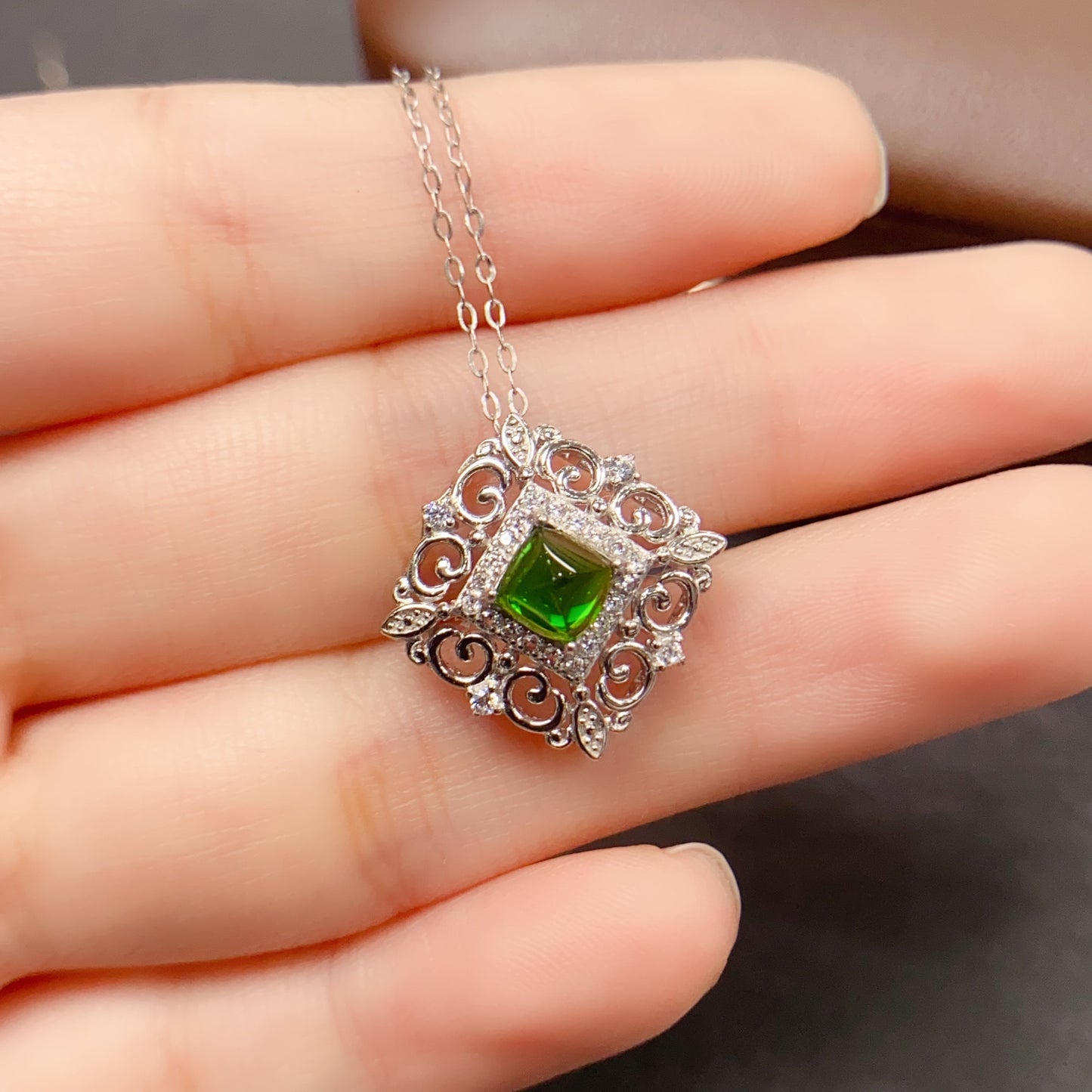 Natural Diopside Pearl Pendant 5*5mm Vintage Design High Clarity Full Fire Rich Green S925 Silver Setting Light Luxury Elegant Versatile Choker Necklace Ins Style Gift