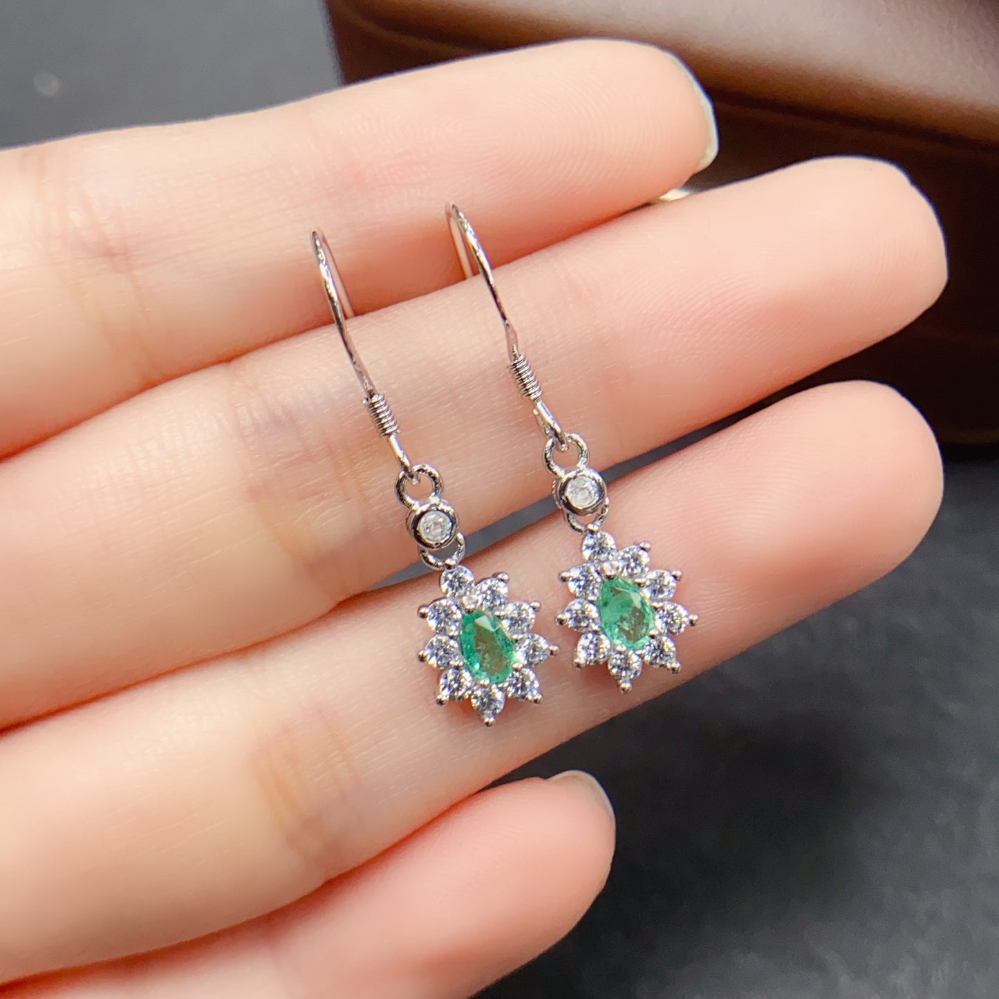 Natural Emerald Sunflower Earrings 3*5mm Safety Ear Hook Design High Clarity Full Fire Rich Green S925 Silver Setting Sweet Light Luxury Versatile Ins Style Gift