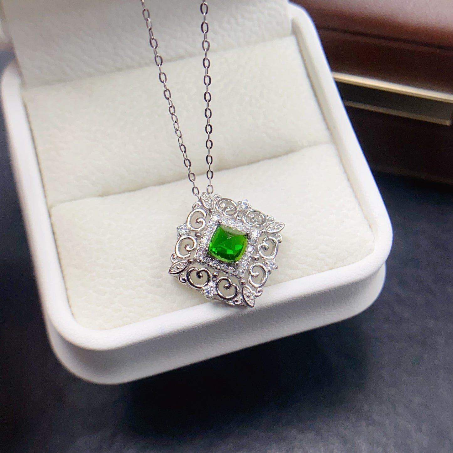 Natural Diopside Pearl Pendant 5*5mm Vintage Design High Clarity Full Fire Rich Green S925 Silver Setting Light Luxury Elegant Versatile Choker Necklace Ins Style Gift