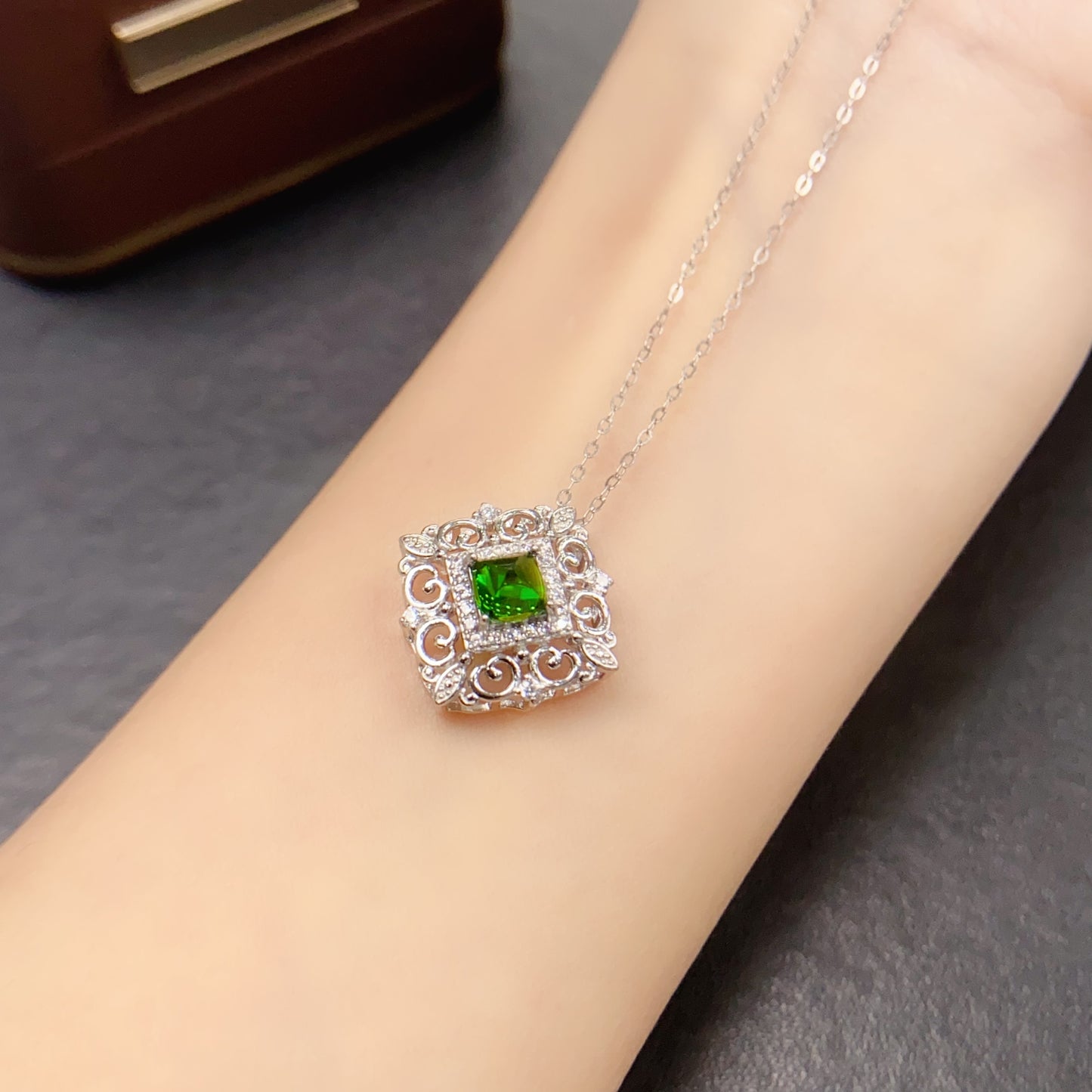 Natural Diopside Pearl Pendant 5*5mm Vintage Design High Clarity Full Fire Rich Green S925 Silver Setting Light Luxury Elegant Versatile Choker Necklace Ins Style Gift