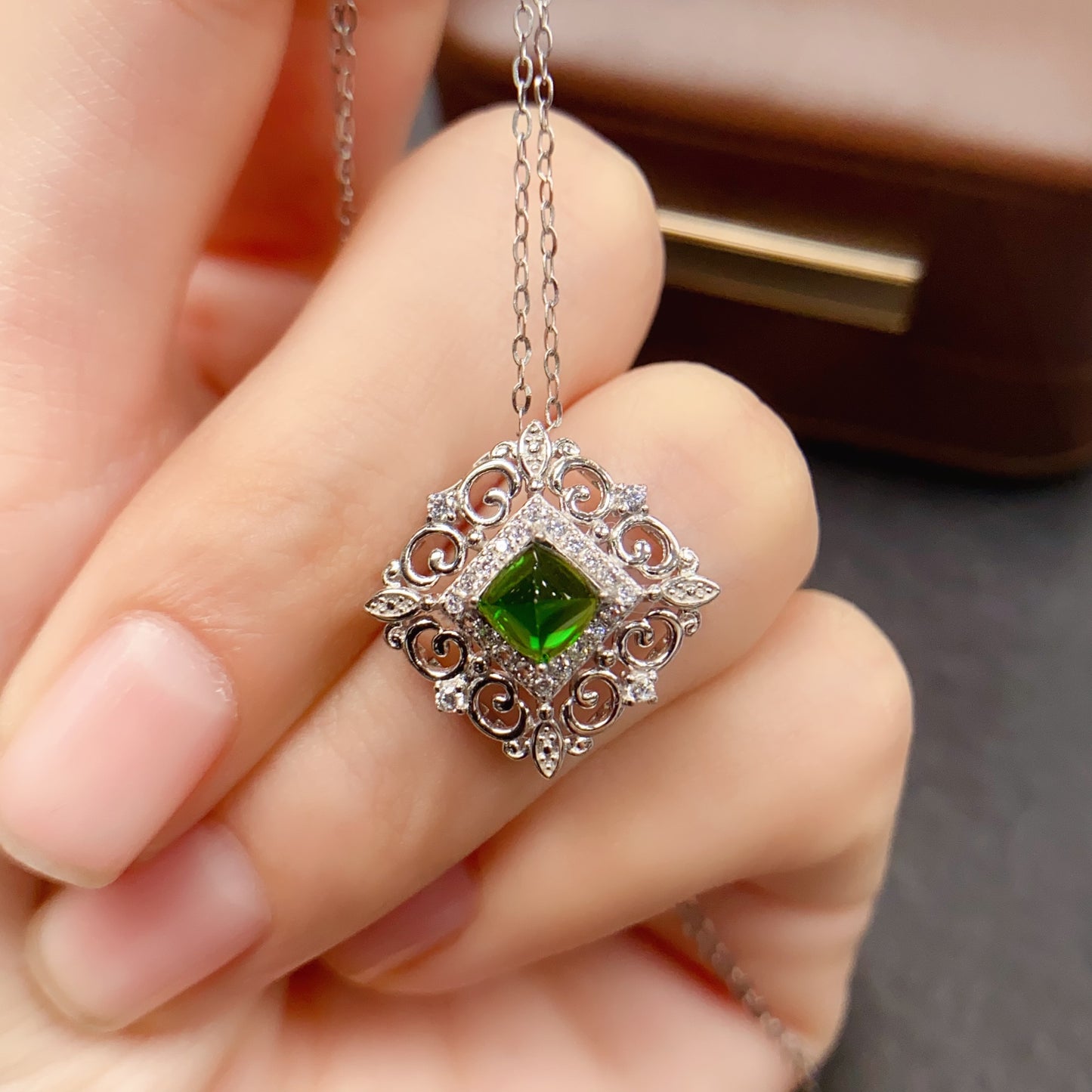 Natural Diopside Pearl Pendant 5*5mm Vintage Design High Clarity Full Fire Rich Green S925 Silver Setting Light Luxury Elegant Versatile Choker Necklace Ins Style Gift