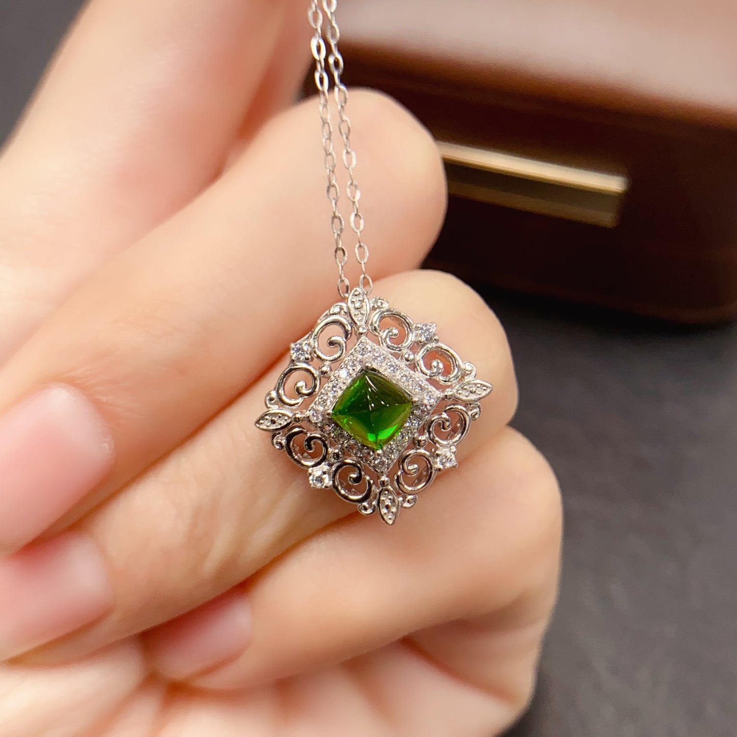 Natural Diopside Pearl Pendant 5*5mm Vintage Design High Clarity Full Fire Rich Green S925 Silver Setting Light Luxury Elegant Versatile Choker Necklace Ins Style Gift