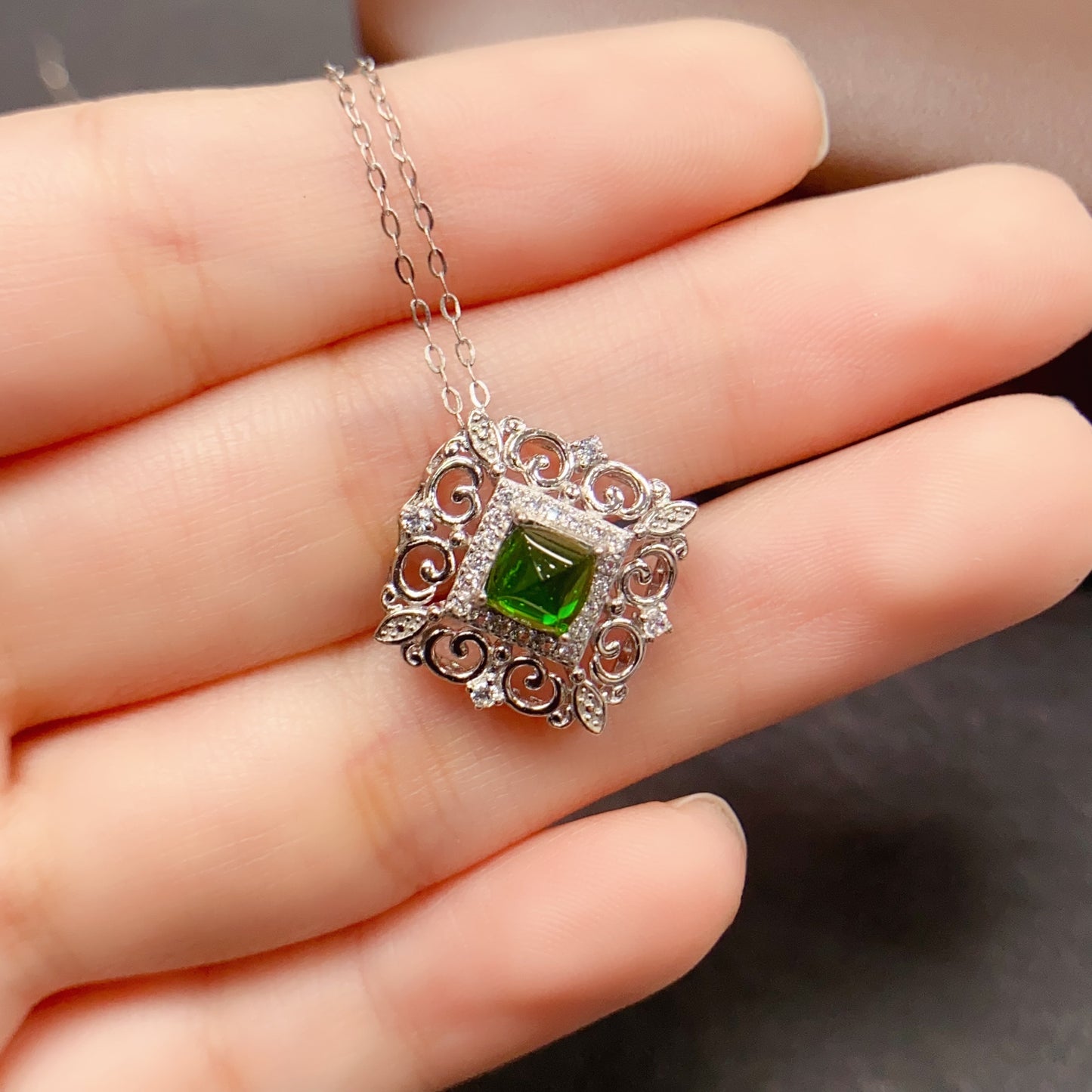 Natural Diopside Pearl Pendant 5*5mm Vintage Design High Clarity Full Fire Rich Green S925 Silver Setting Light Luxury Elegant Versatile Choker Necklace Ins Style Gift