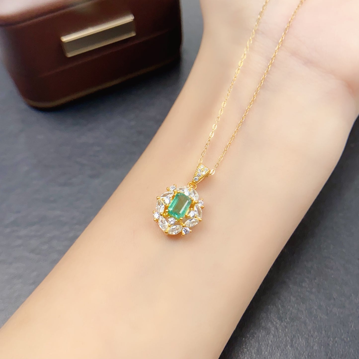 Natural Emerald Pendant 4*6mm High Clarity Full Fire Rich Green S925 Silver Setting Simple Versatile Light Luxury Choker Necklace Ins Style Gift