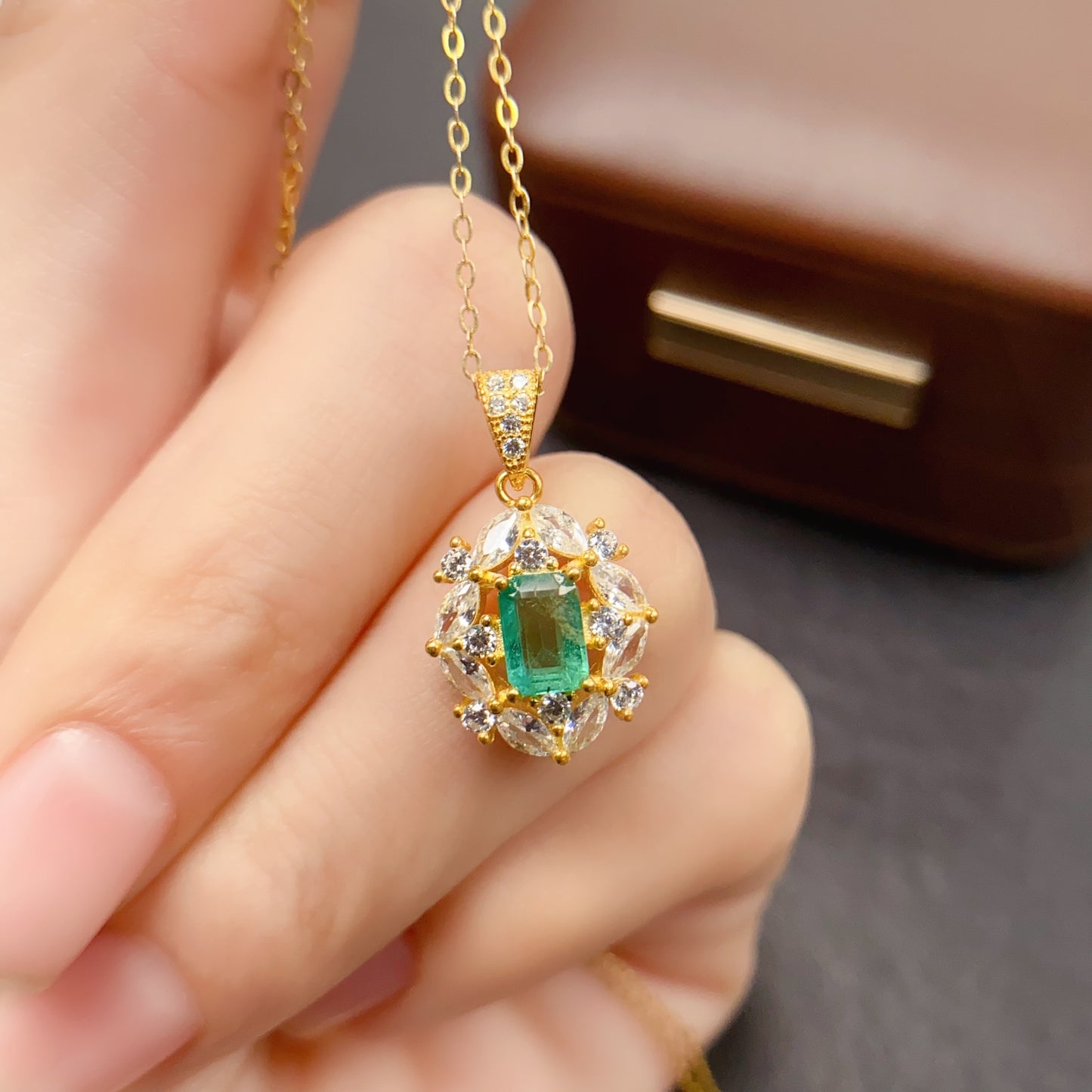 Natural Emerald Pendant 4*6mm High Clarity Full Fire Rich Green S925 Silver Setting Simple Versatile Light Luxury Choker Necklace Ins Style Gift