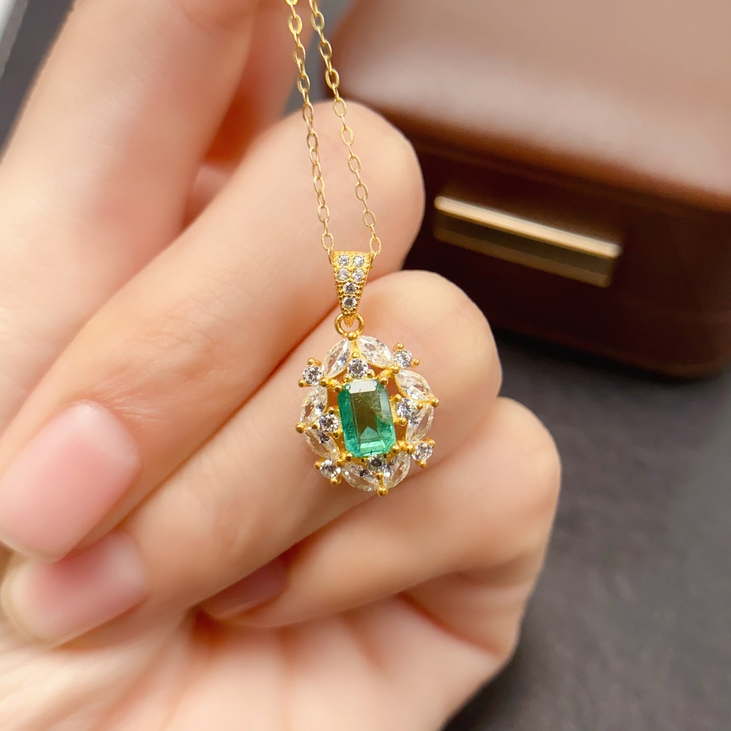 Natural Emerald Pendant 4*6mm High Clarity Full Fire Rich Green S925 Silver Setting Simple Versatile Light Luxury Choker Necklace Ins Style Gift