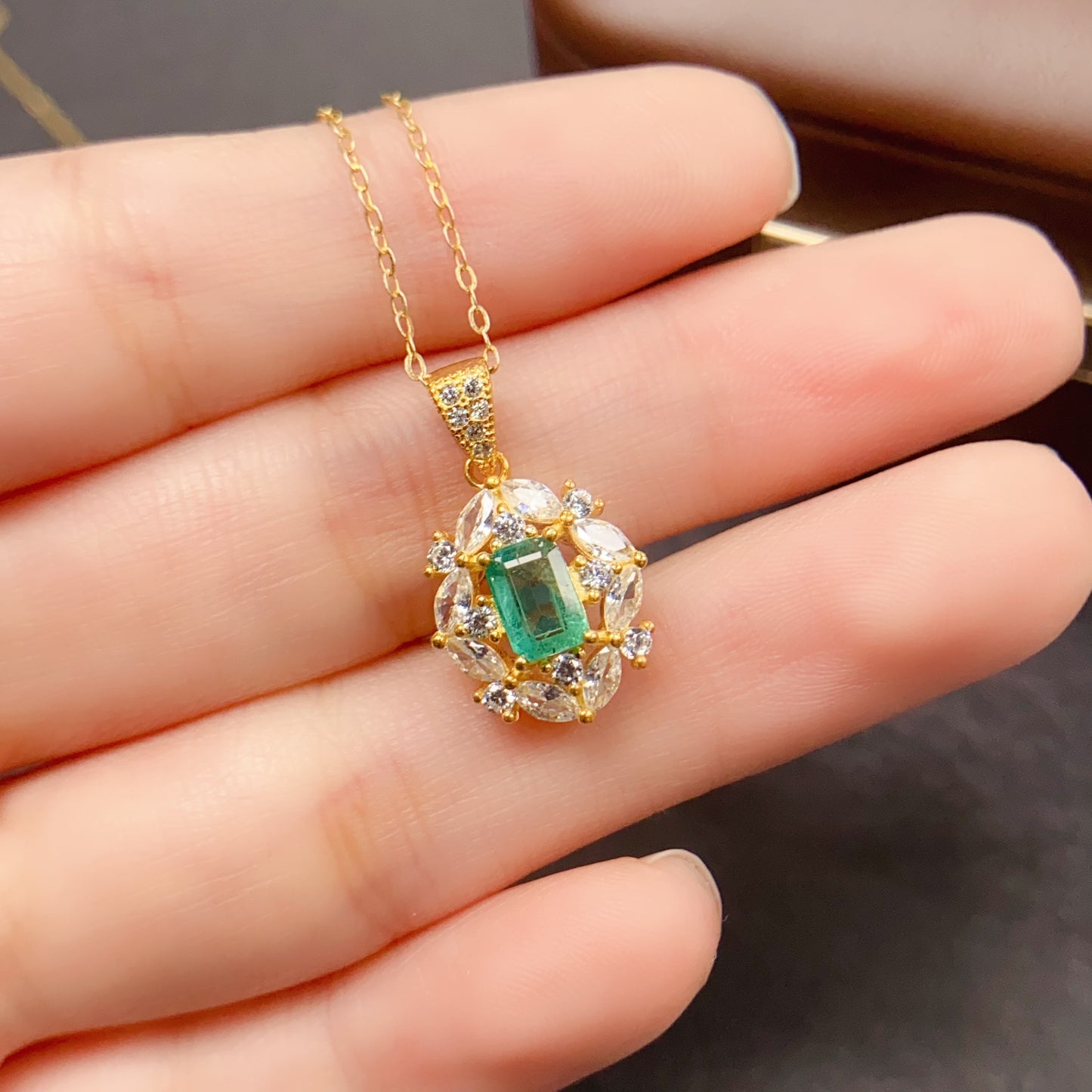 Natural Emerald Pendant 4*6mm High Clarity Full Fire Rich Green S925 Silver Setting Simple Versatile Light Luxury Choker Necklace Ins Style Gift