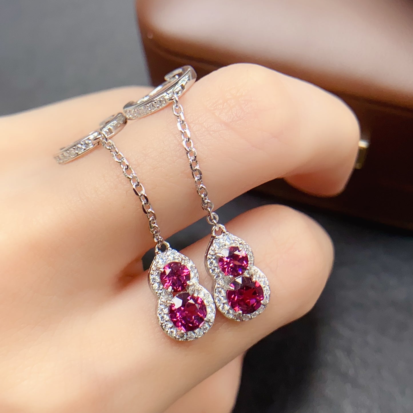 Natural Magnesite Garnet Gourd Ear Cuff 44+55mm High Clarity Full Fire Bright Green S925 Silver Setting Gourd Symbolizes Fortune Light Luxury Minimalist Ins Style Gift