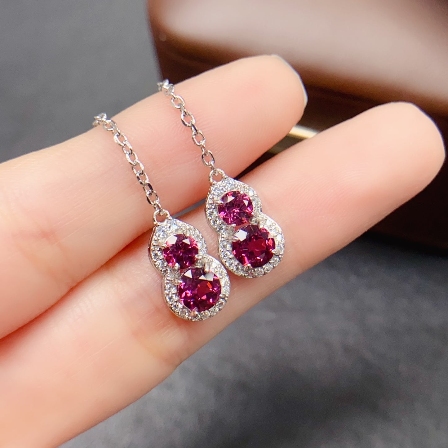 Natural Magnesite Garnet Gourd Ear Cuff 44+55mm High Clarity Full Fire Bright Green S925 Silver Setting Gourd Symbolizes Fortune Light Luxury Minimalist Ins Style Gift