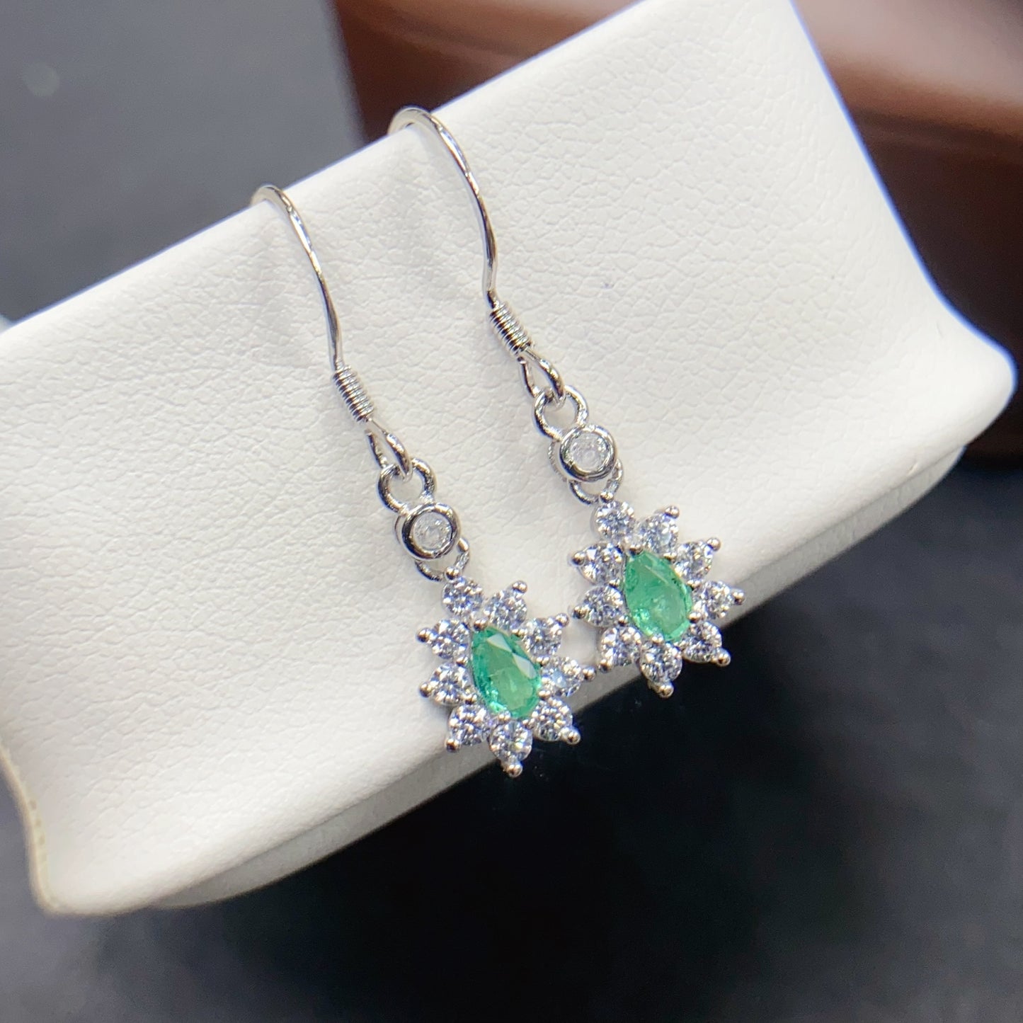 Natural Emerald Sunflower Earrings 3*5mm Safety Ear Hook Design High Clarity Full Fire Rich Green S925 Silver Setting Sweet Light Luxury Versatile Ins Style Gift