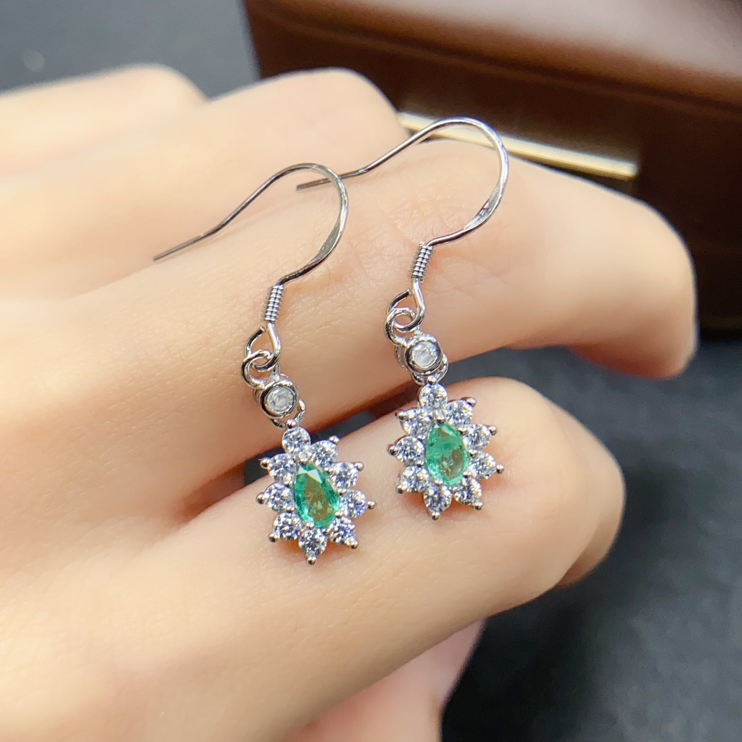 Natural Emerald Sunflower Earrings 3*5mm Safety Ear Hook Design High Clarity Full Fire Rich Green S925 Silver Setting Sweet Light Luxury Versatile Ins Style Gift