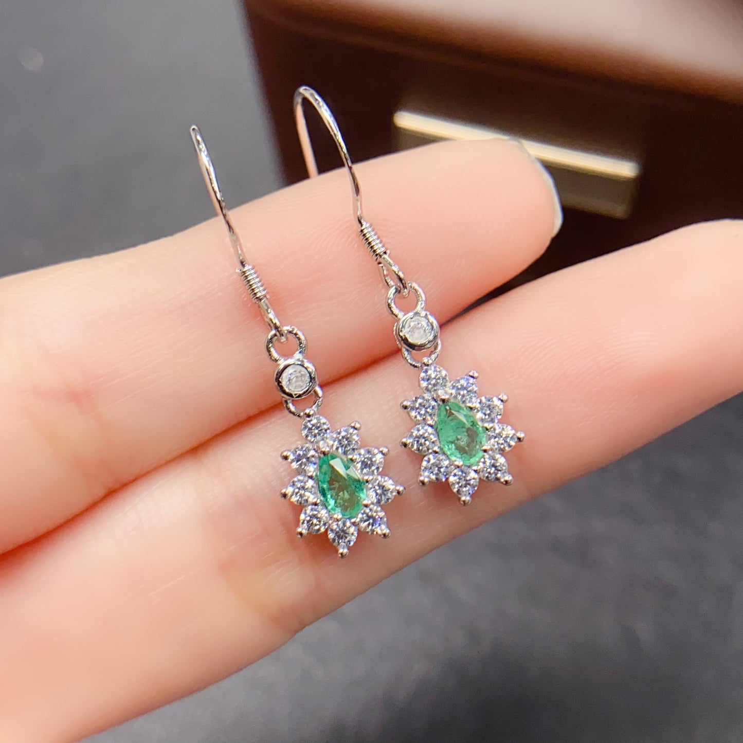 Natural Emerald Sunflower Earrings 3*5mm Safety Ear Hook Design High Clarity Full Fire Rich Green S925 Silver Setting Sweet Light Luxury Versatile Ins Style Gift