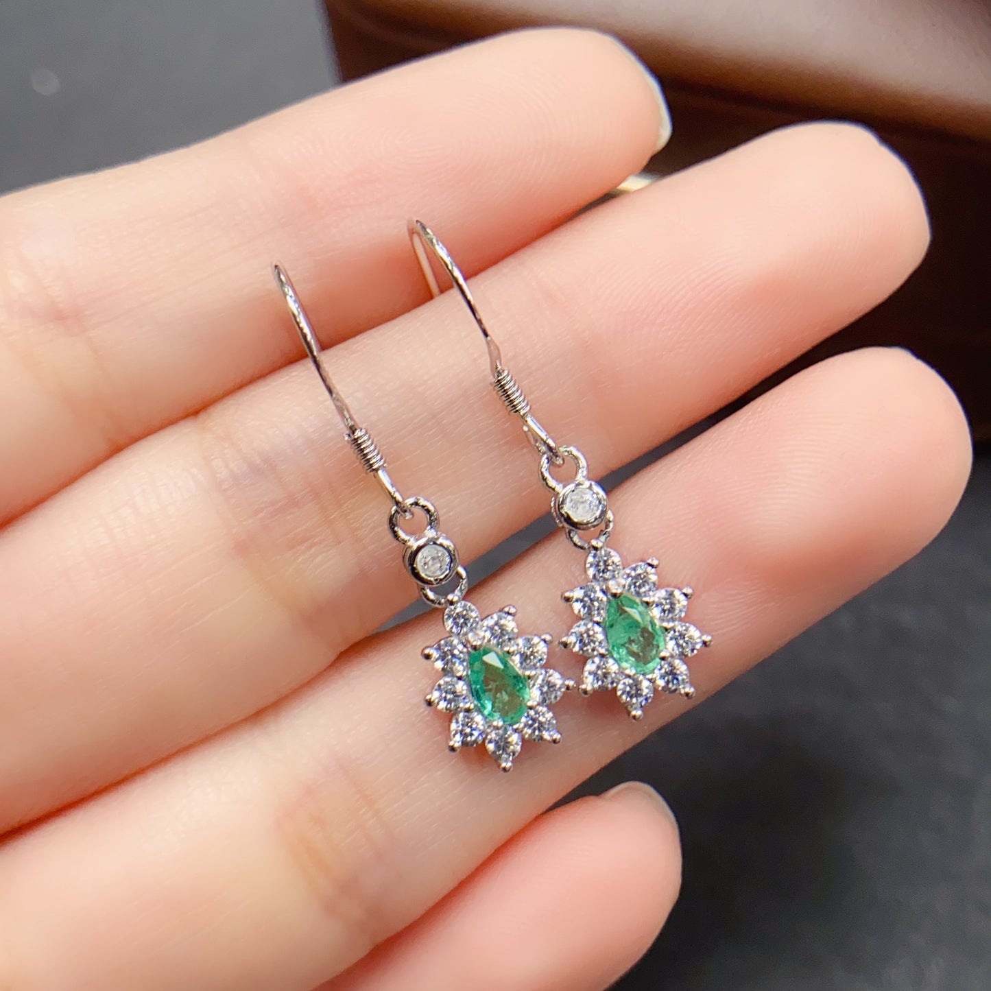 Natural Emerald Sunflower Earrings 3*5mm Safety Ear Hook Design High Clarity Full Fire Rich Green S925 Silver Setting Sweet Light Luxury Versatile Ins Style Gift